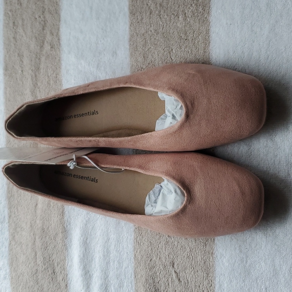 AMAZON ESSENTIALS SIZE 7 SQUARE TOE BALLET FLATS BLUSH